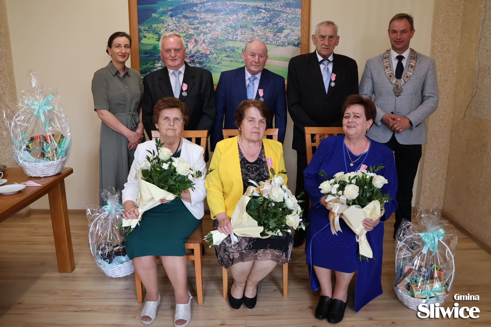 zastępca kierownika urzędu stanu cywilnego, w&oacute;jt i zebrani świętujący złote gody