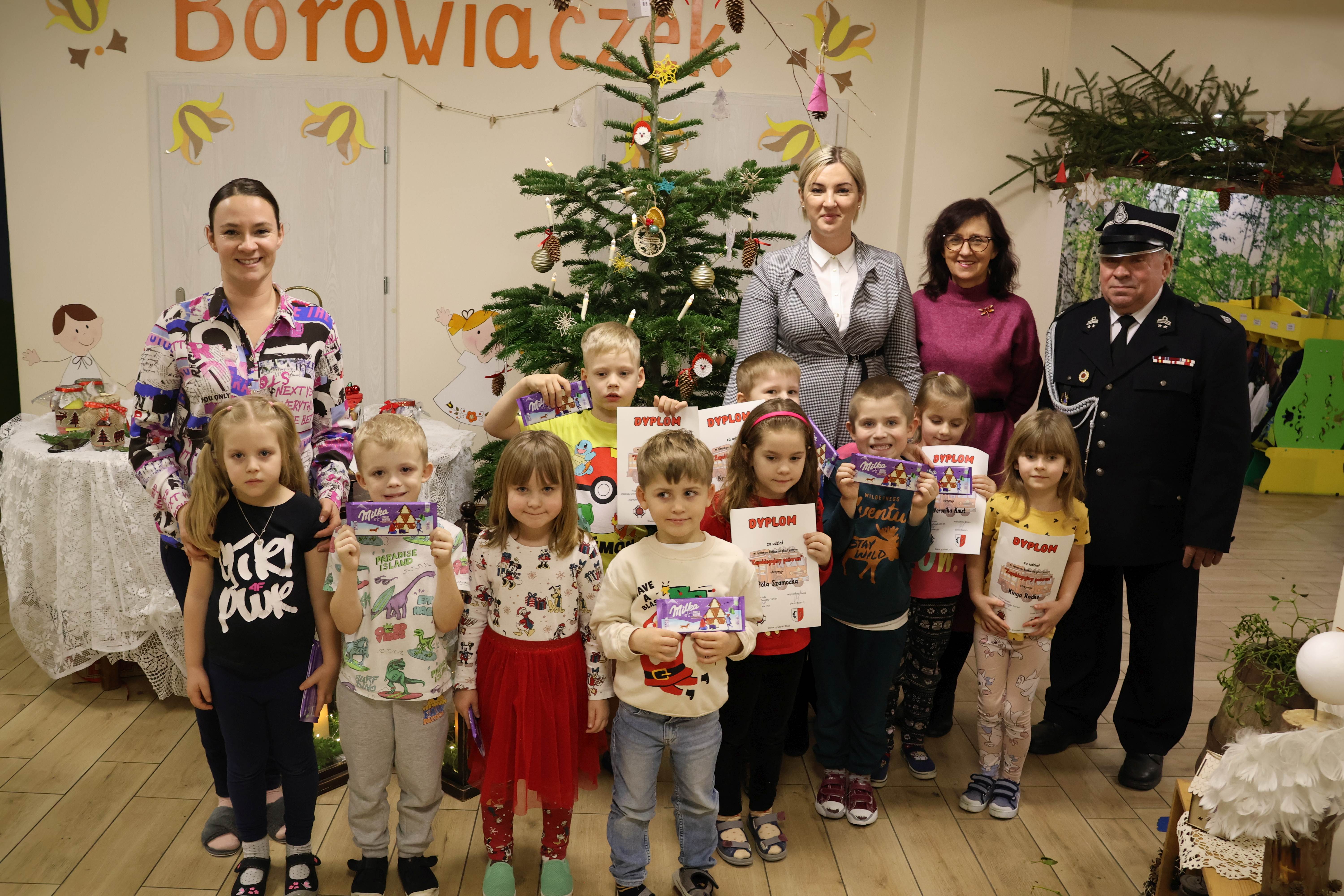 grupa dzieci z przedszkola, opiekunka, dyrektor przedszkola, prezes osp, zastępca w&oacute;jta