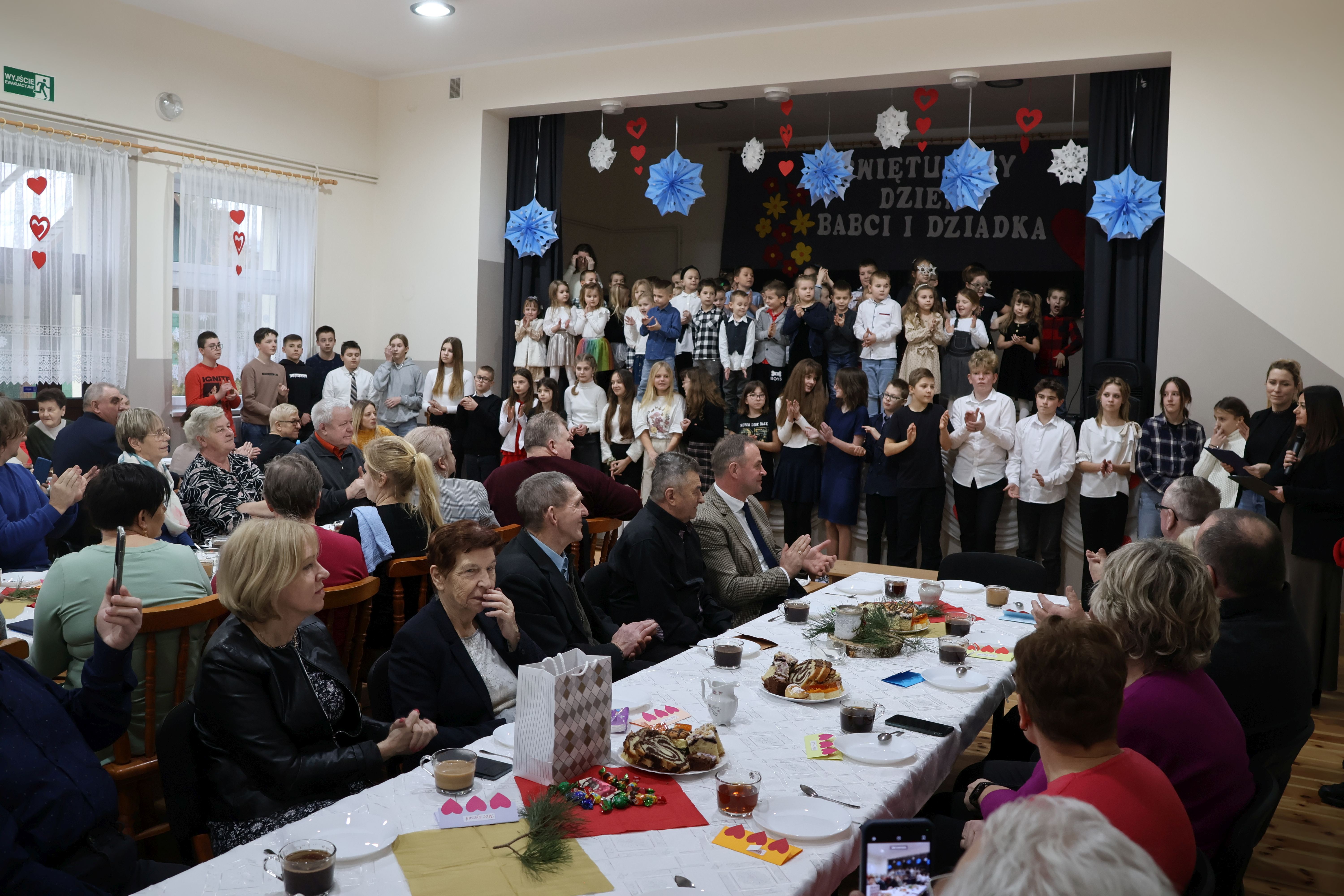 zebrani na sali podczas występu w śliwiczkach