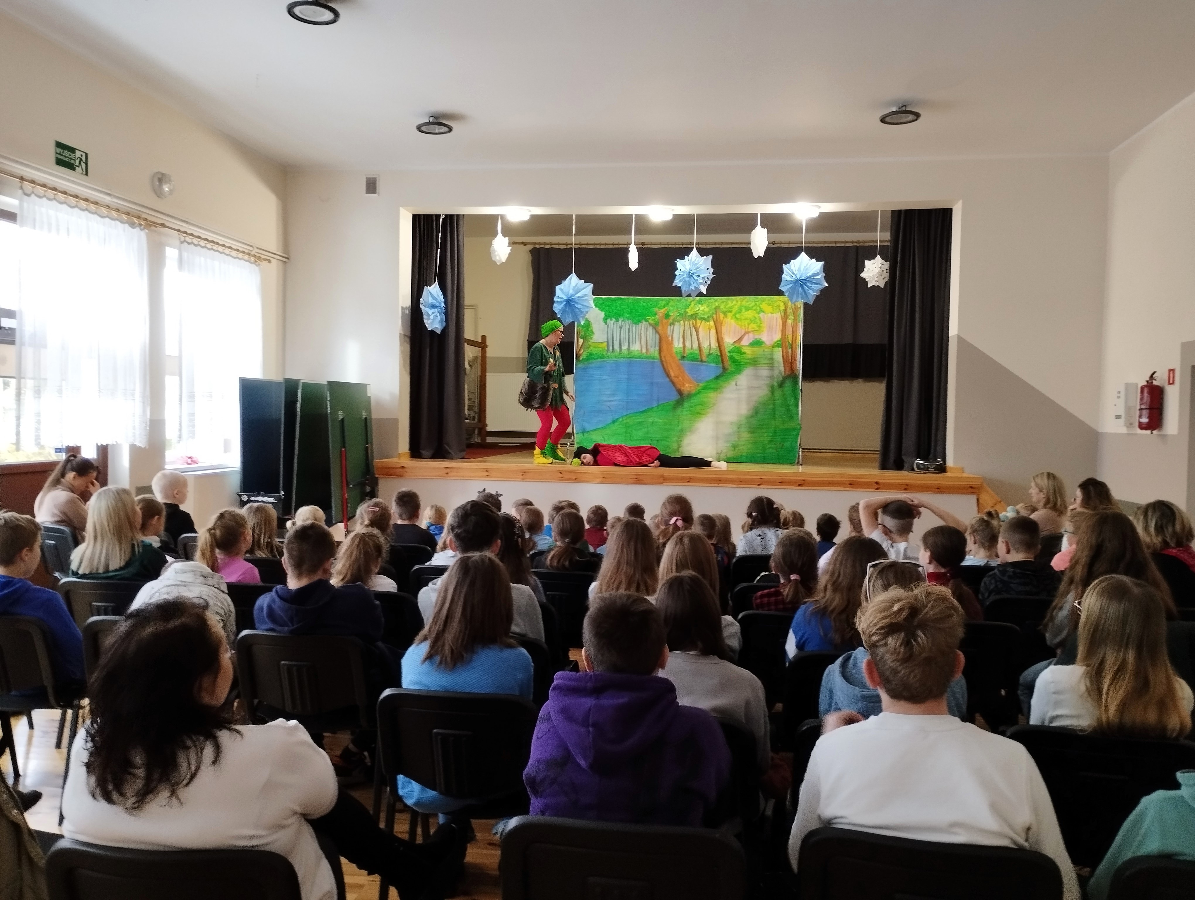 zdjęcie z tyłu sali, zebrani na sali podczas występu