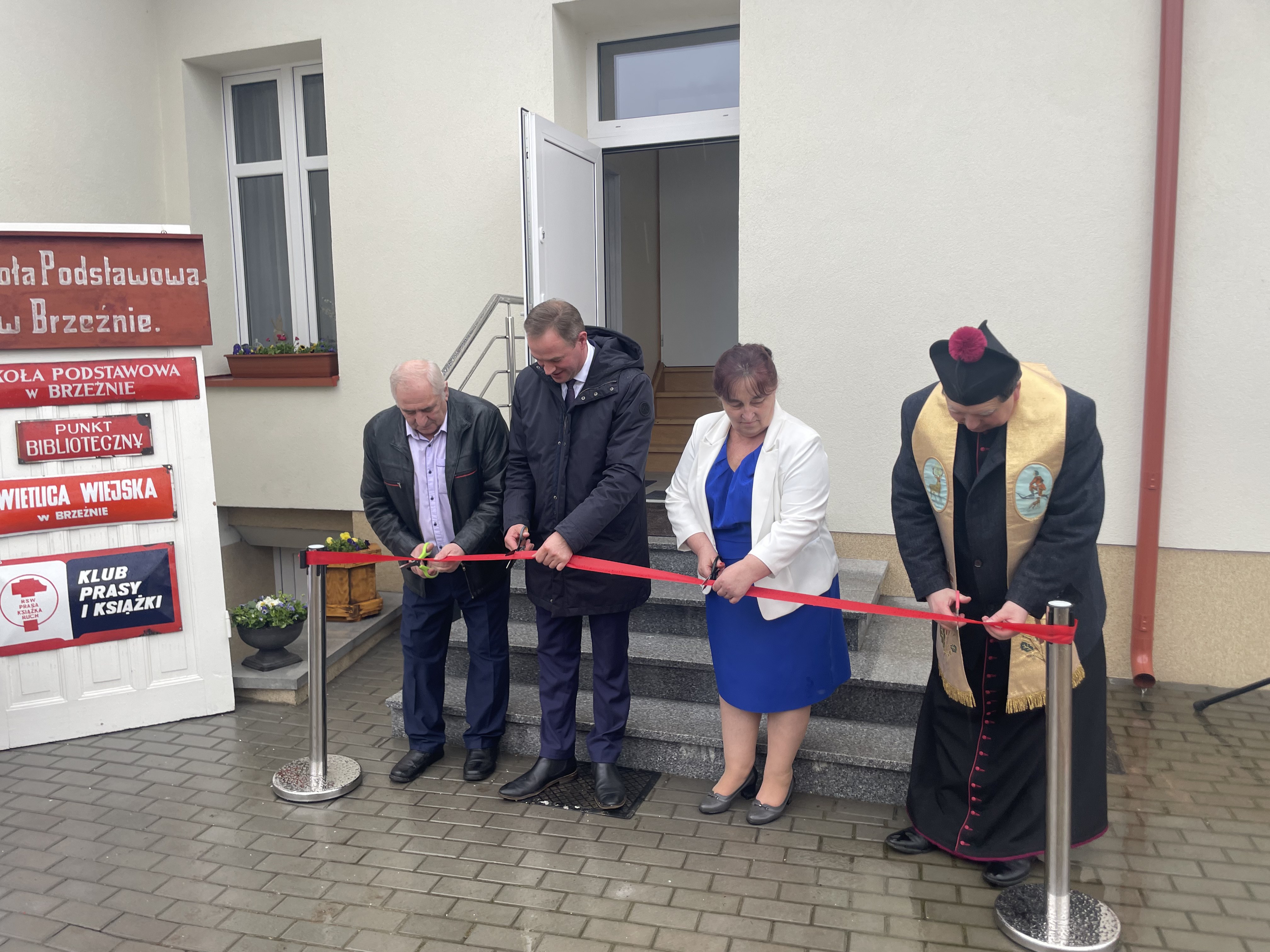przecięcie wstęgi przez w&oacute;jta, panią sołtys, proboszcza i wykonawcę