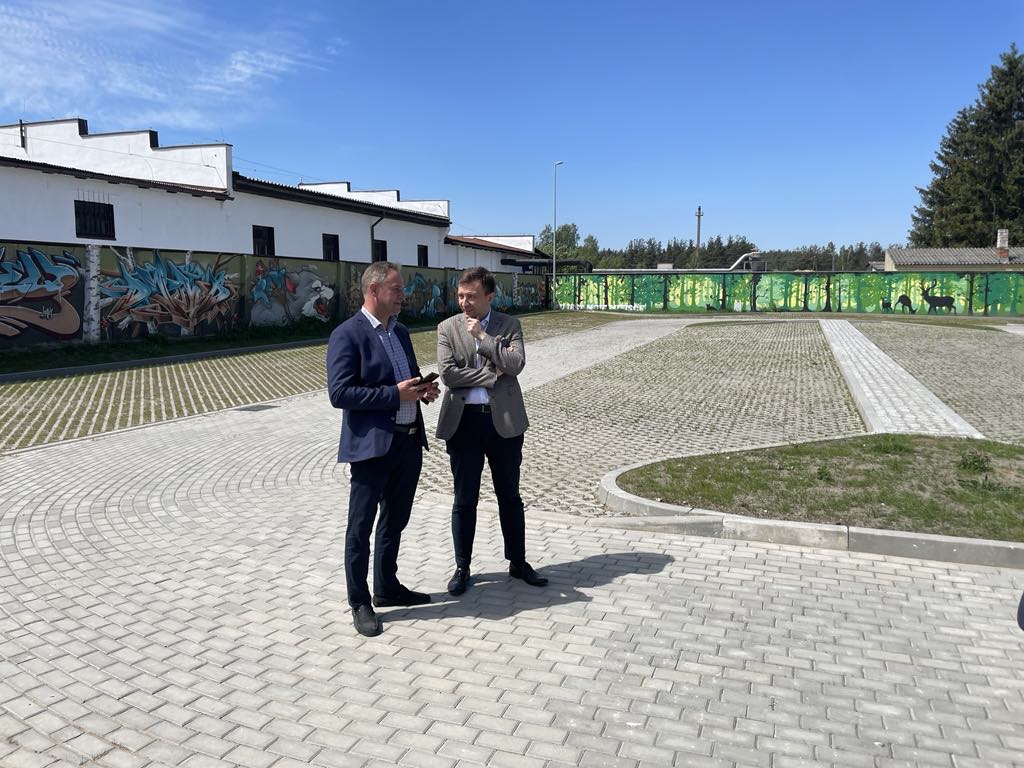 w&oacute;jt oraz poseł na sejm na nowym parkingu przy gok śliwice