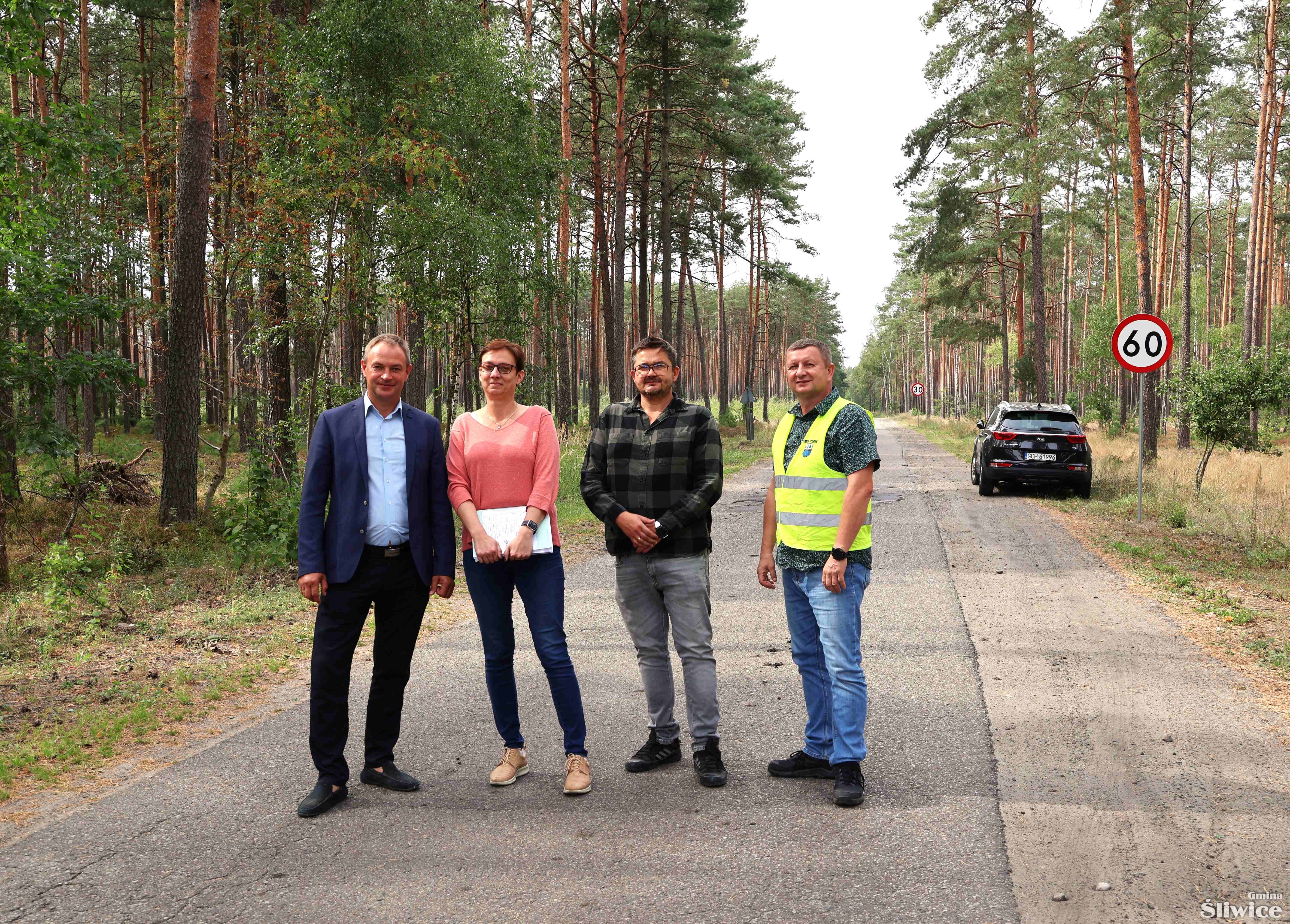 grupa os&oacute;b na zdjęciu