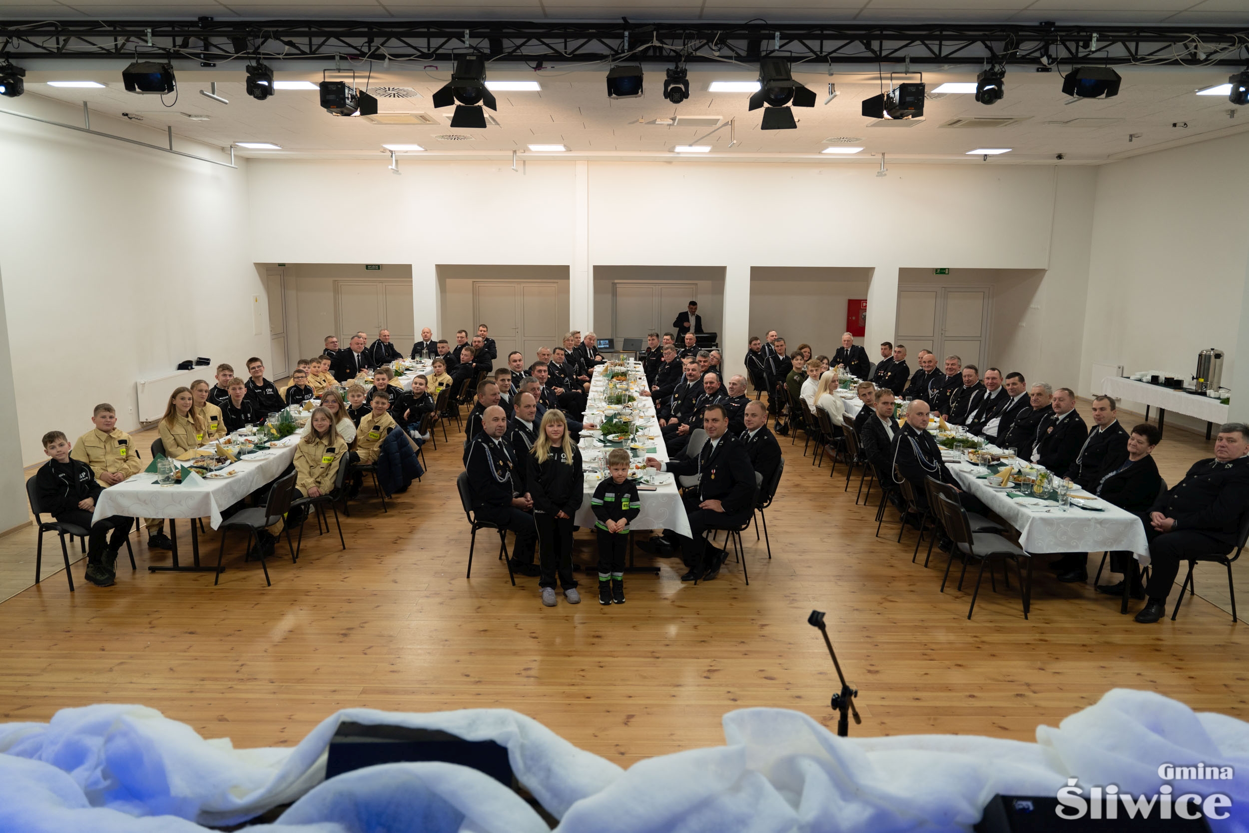 wsp&oacute;lne zdjęcie wszystkich strażak&oacute;w podczas spotkania