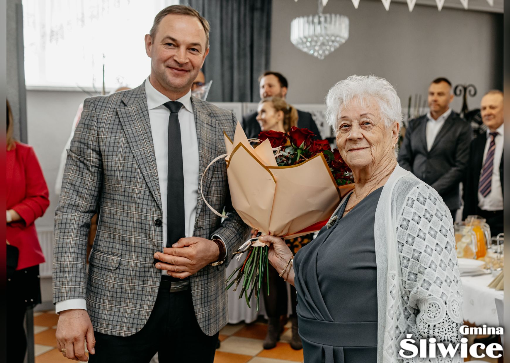 w&oacute;jt i pani podlewska z kwiatami