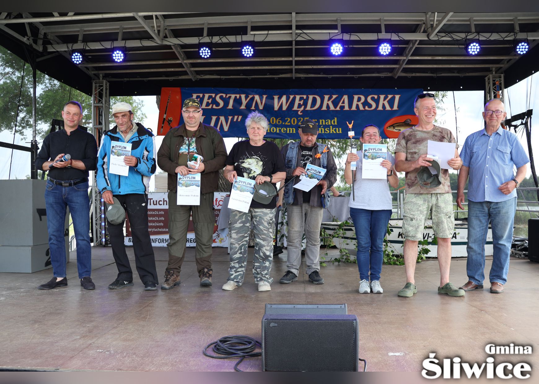 Festyn LIN, osoby z dyplomami na scenie