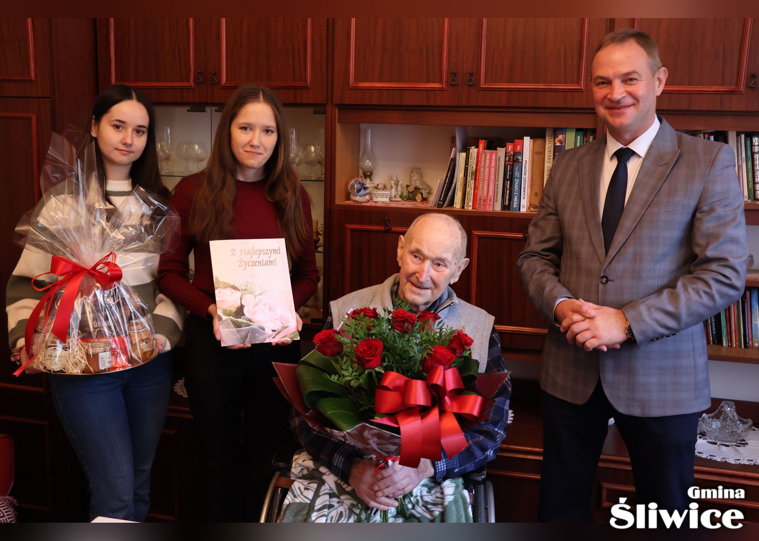 Pan Bernard Redzimski z wnuczkami i w&oacute;jtem 