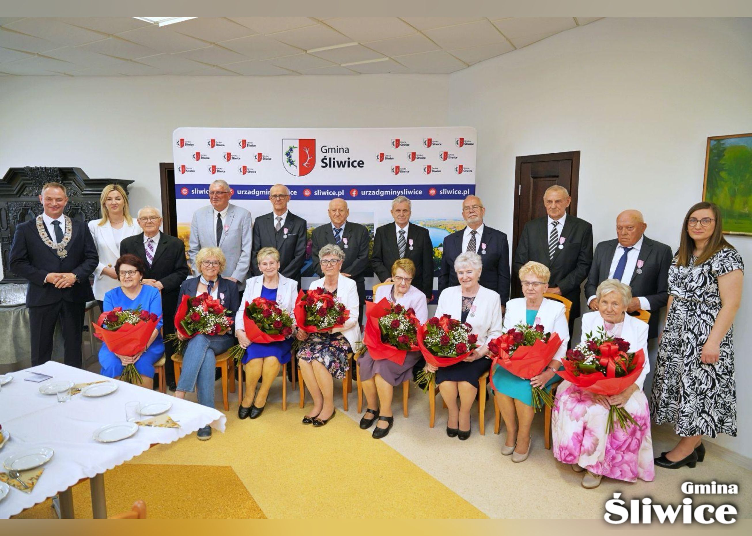 wsp&oacute;lne zdjęcie małżeństw, kt&oacute;re obchodzą złote gody