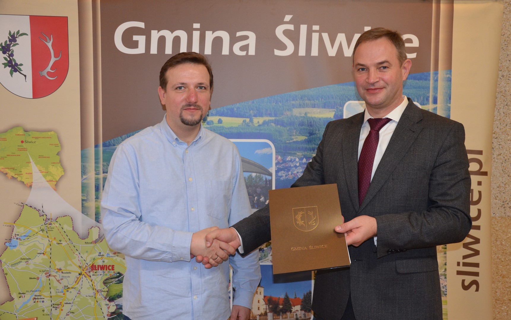Dwóch mężczyzn z umową