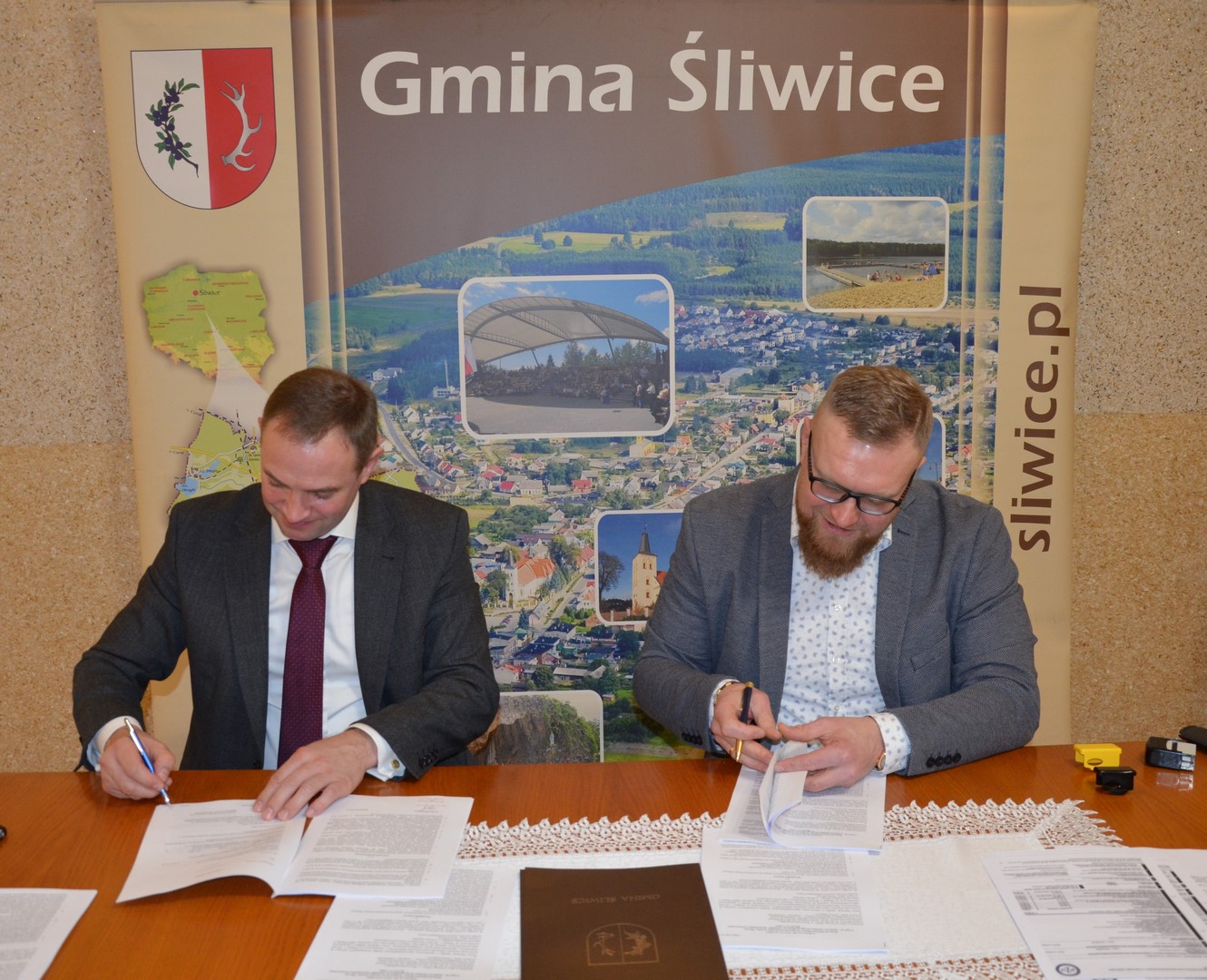 Dwóch mężczyzn podpisujący umowę
