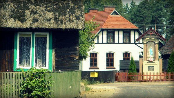 Zabytkowe chaty we wsi Krąg