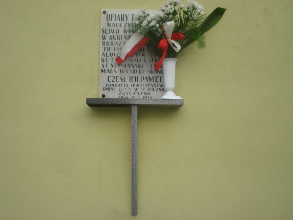 Tablica Pamiątkowa na zewnętrznej ścianie budynku Szkoły Podstawowej w Śliwicach, Poświęcona nauczycielom gminy Śliwice, którzy zginęli w latach 1939 – 194