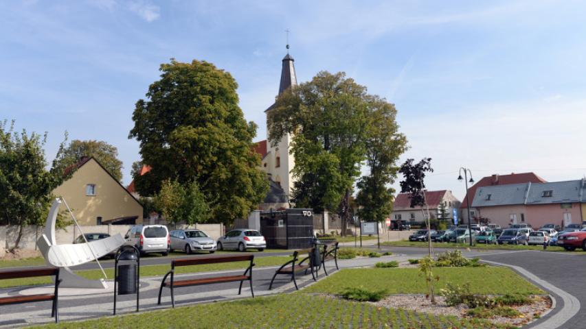 Widok na zegar słoneczny oraz zabytkowy kościół rzymsko-katolicki pw. św. Katarzyny Aleksandryjskiej