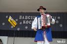 pan w stroju borowiackim z akordeonem