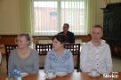 goście zgromadzeni podczas dnia sołtysa przy stołach