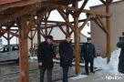 wójt minister doktor w terenie przed budynkiem