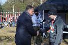 piotr król wręcza medal uczestnikowi biegu
