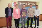 przybyli goście pozujący do zdjęć