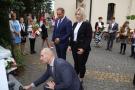 Przedstawiciele szkoły składają kwiaty