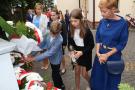 Przedstawiciele szkoły składają kwiaty