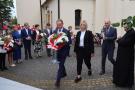 Składanie kwiatów pod pomnikiem przez wójta