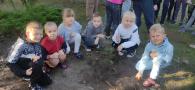 mniejsze dzieci pozują do zdjęcia