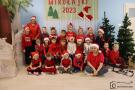 zdjęcie grupowe 21 dzieci z dwiema opiekunkami