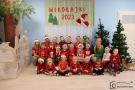 zdjęcie grupowe 21 dzieci z dwiema opiekunkami