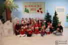 zdjęcie grupowe 26 dzieci z dwiema opiekunkami