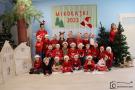 zdjęcie grupowe 24 dzieci z dwiema opiekunkami