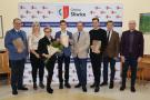 zebrani z nagrodami wójtem wicewójtem skarbnikiem i sekretarzem