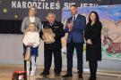 wręczenie nagród, dziewczynka z nagrodą