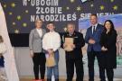 wręczenie nagród, chłopak z nagrodą
