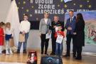 wręczenie nagród, chłopak z nagrodą