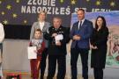 wręczenie nagród, chłopak z nagrodą