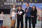 wręczenie nagród, chłopak z nagrodą