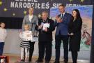 wręczenie nagród, dziewczynka z nagrodą