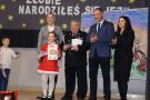wręczenie nagród, dziewczynka z nagrodą
