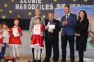 wręczenie nagród, dziewczynka z nagrodą