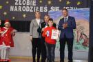 wręczenie nagród, chłopak z nagrodą