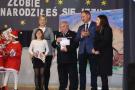 wręczenie nagród, dziewczynka z nagrodą