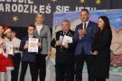 wręczenie nagród, chłopak z nagrodą