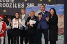 wręczenie nagród, dziewczynka z nagrodą