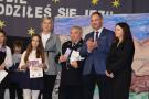wręczenie nagród, dziewczynka z nagrodą