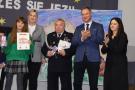 wręczenie nagród, dziewczynka z nagrodą