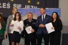 wręczenie nagród, dziewczynka z nagrodą