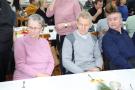 seniorzy oglądają