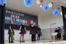 dzieci śpiewają na scenie i tańczą