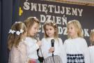 czwórka dziewczynek przy dwóch mikrofonach