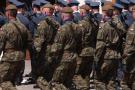 Polscy żołnierze odwróceni tyłem do aparatu